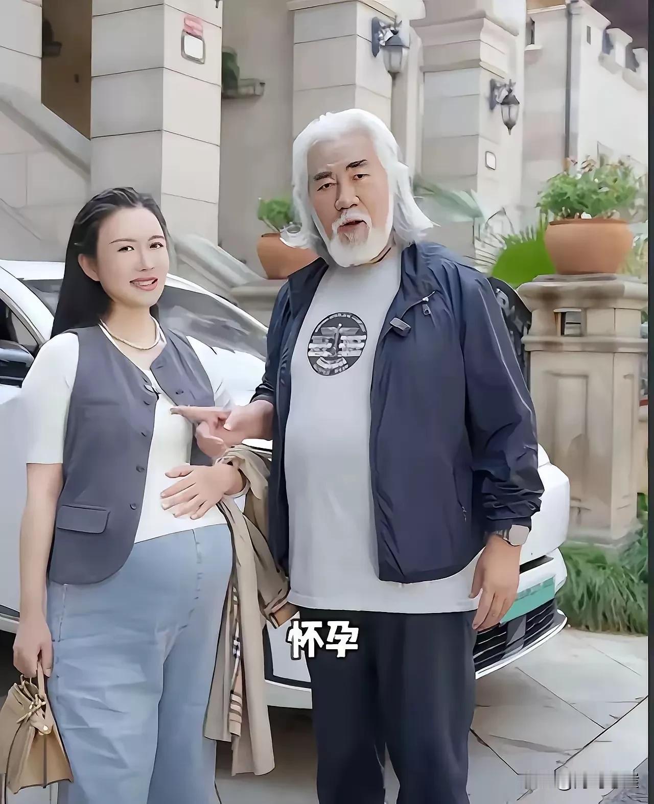 小腹凸起，开门见喜。好像是去年夏天的时候，杜星霖挺着个大肚子，肚子怀上的就是三图
