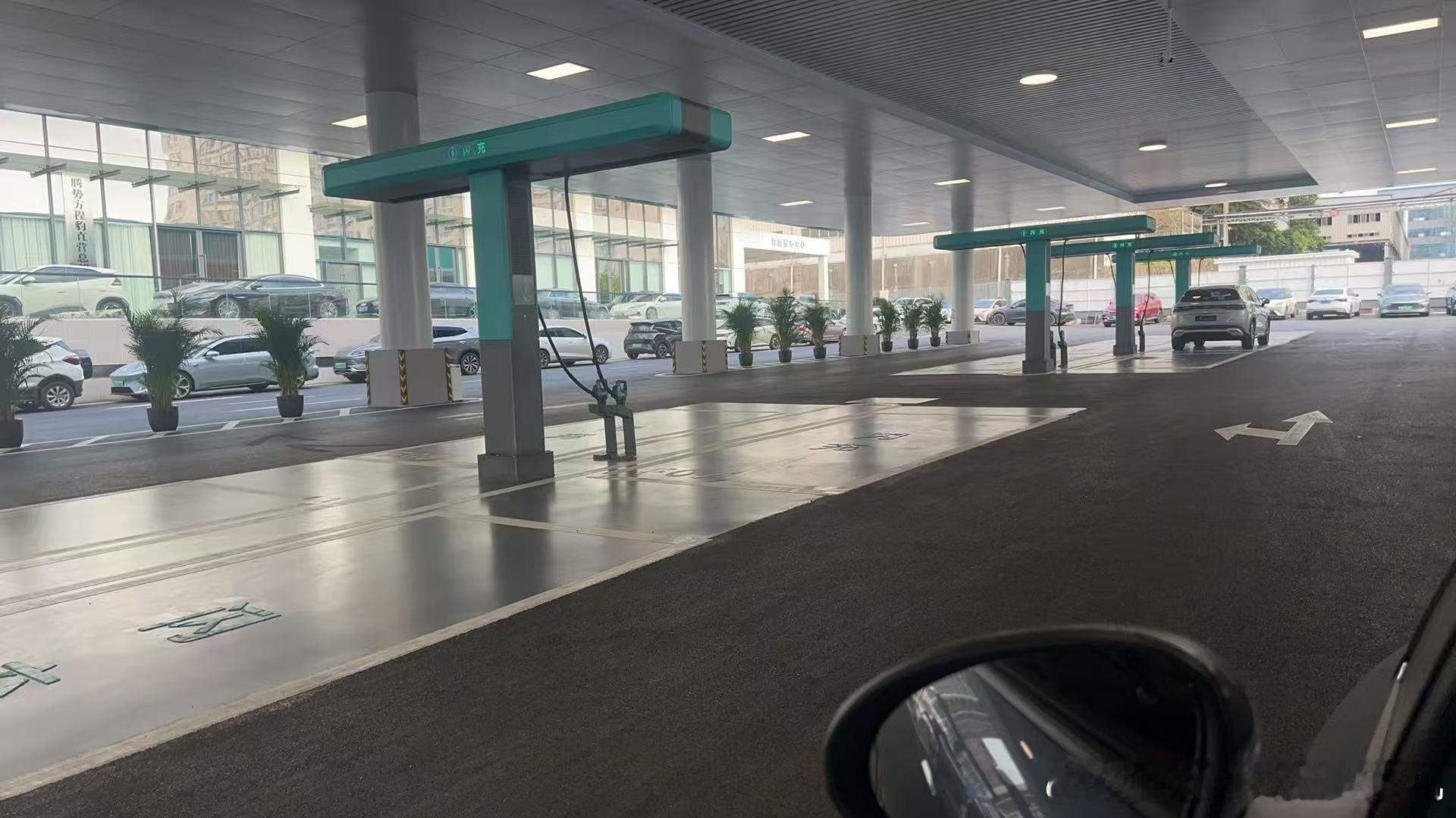 一直以为比亚迪闪充站，和现有的露天充电站差不多，只是桩不一样而已，结果看到群友拍