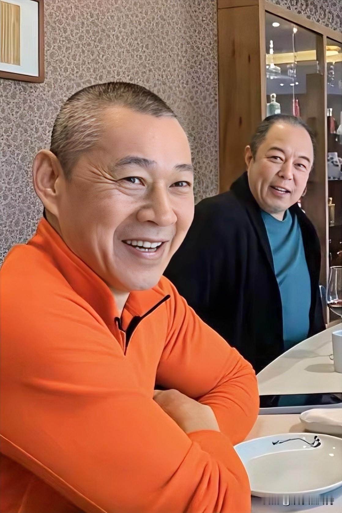 这俩人演技差不多，但是右边这位“书法”可比张丰毅强太多了！

他俩是电影学院78