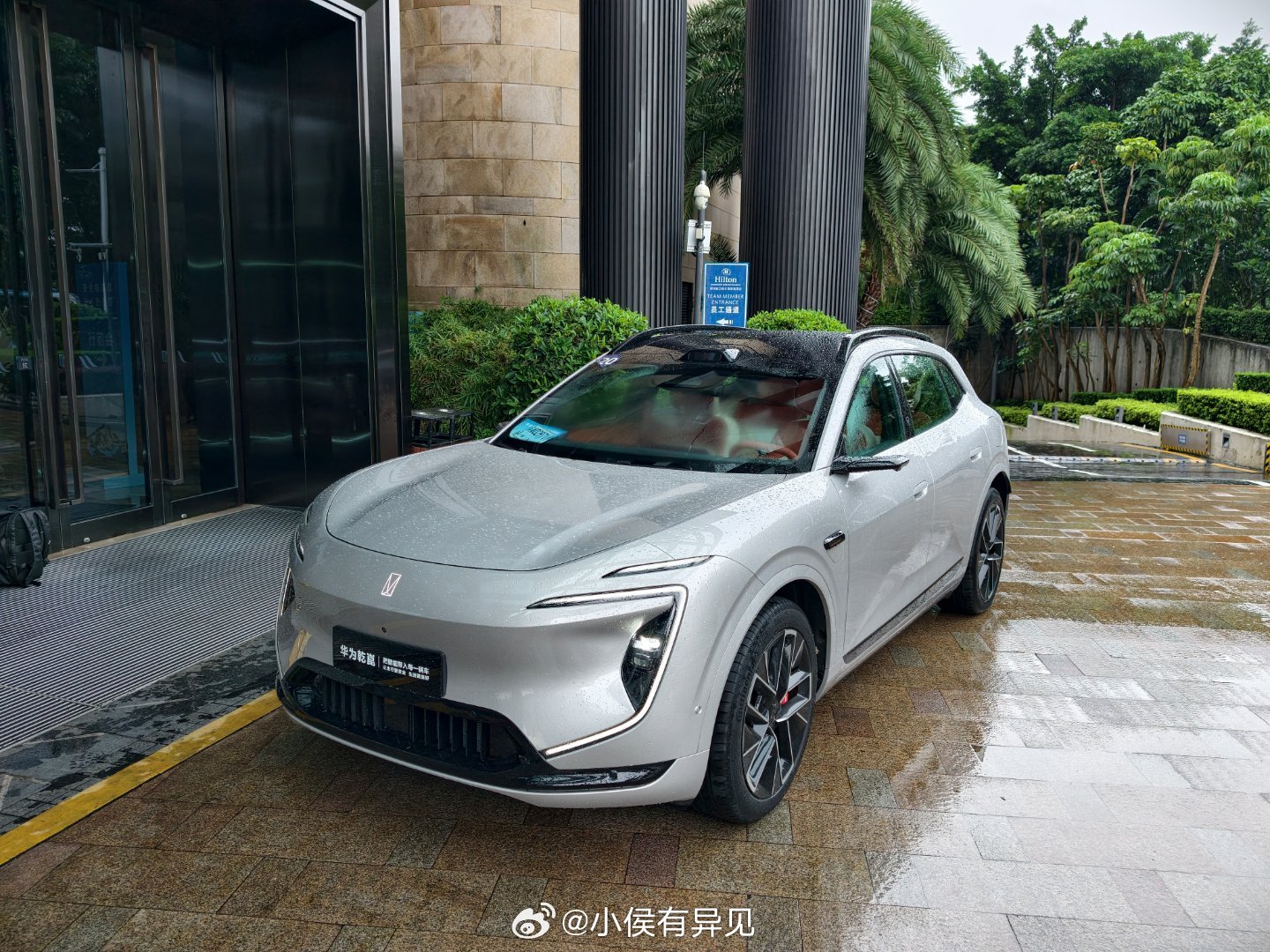 张凌赫座驾阿维塔07L今天刚跟这车合了个影，帅是真的帅，内饰也是很勾引我
