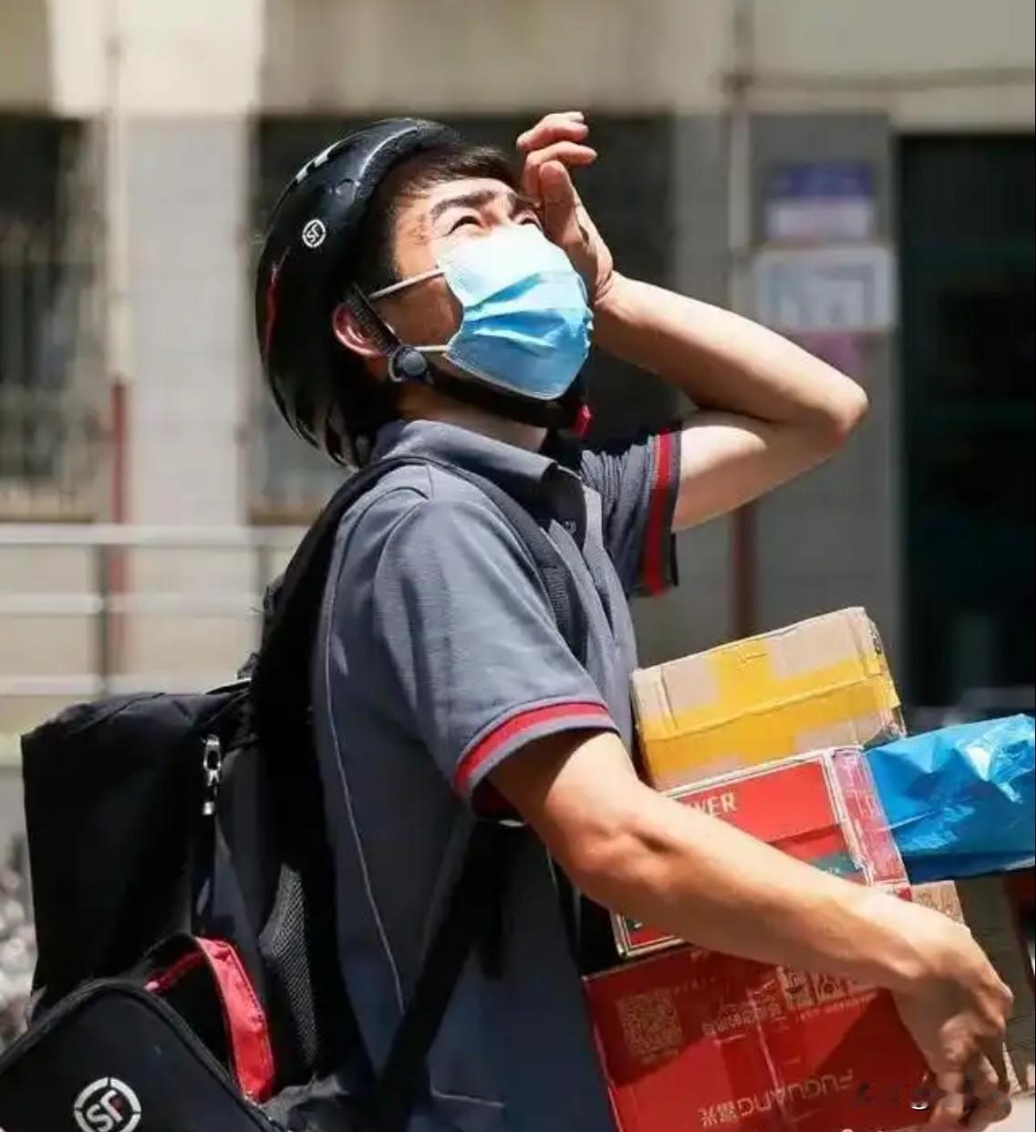 [苦瓜]顾客投诉快递小哥致其被罚。小哥上门求情还被拒，一怒之下想同归于尽。
  