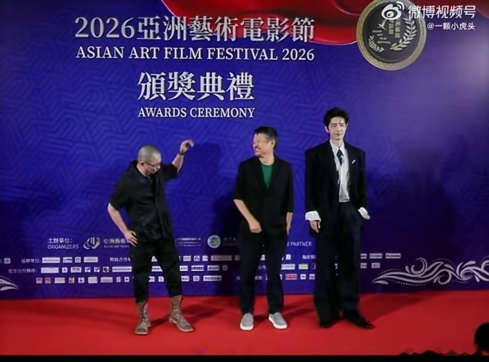 肖战带着孔笙兰晓龙两个小朋友走红毯孔笙兰晓龙在肖战旁边打闹孔笙导演和兰晓龙在肖战