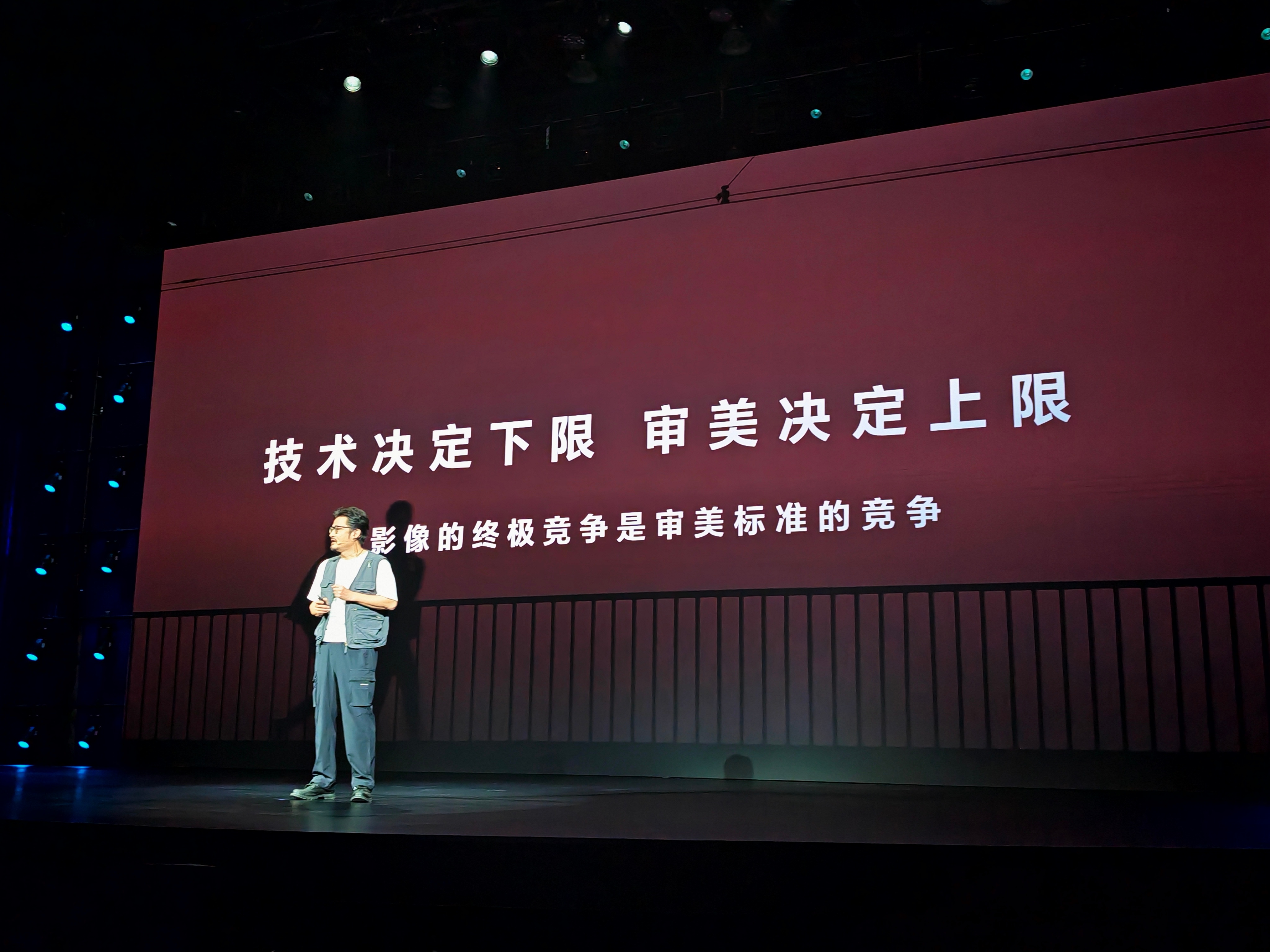 哈哈哈，“前段时间我在微博上被喷审美不太好”。所以，ARRI和荣耀合作了。 