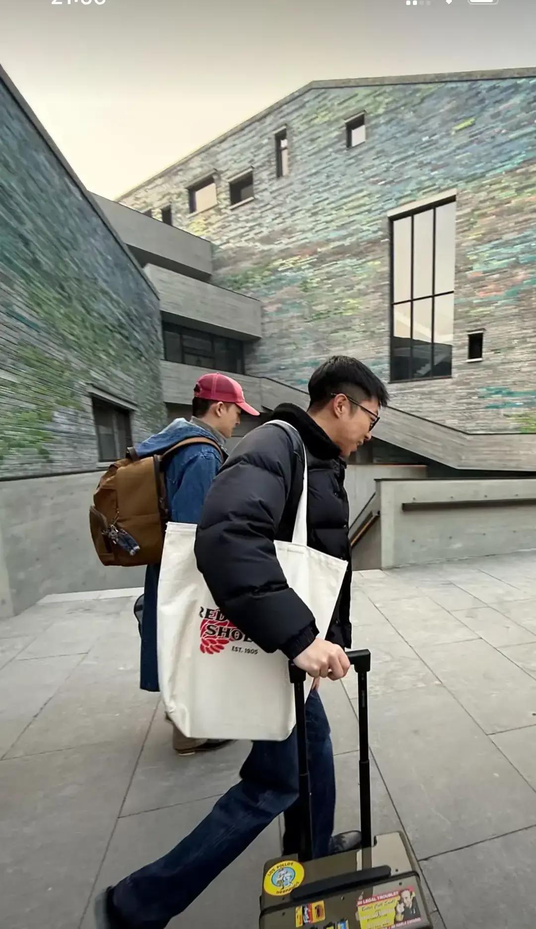 与辉同行的董董和汉森提前到西安了。
有网友在机场拍到两人拖着行李箱出站，董董穿得