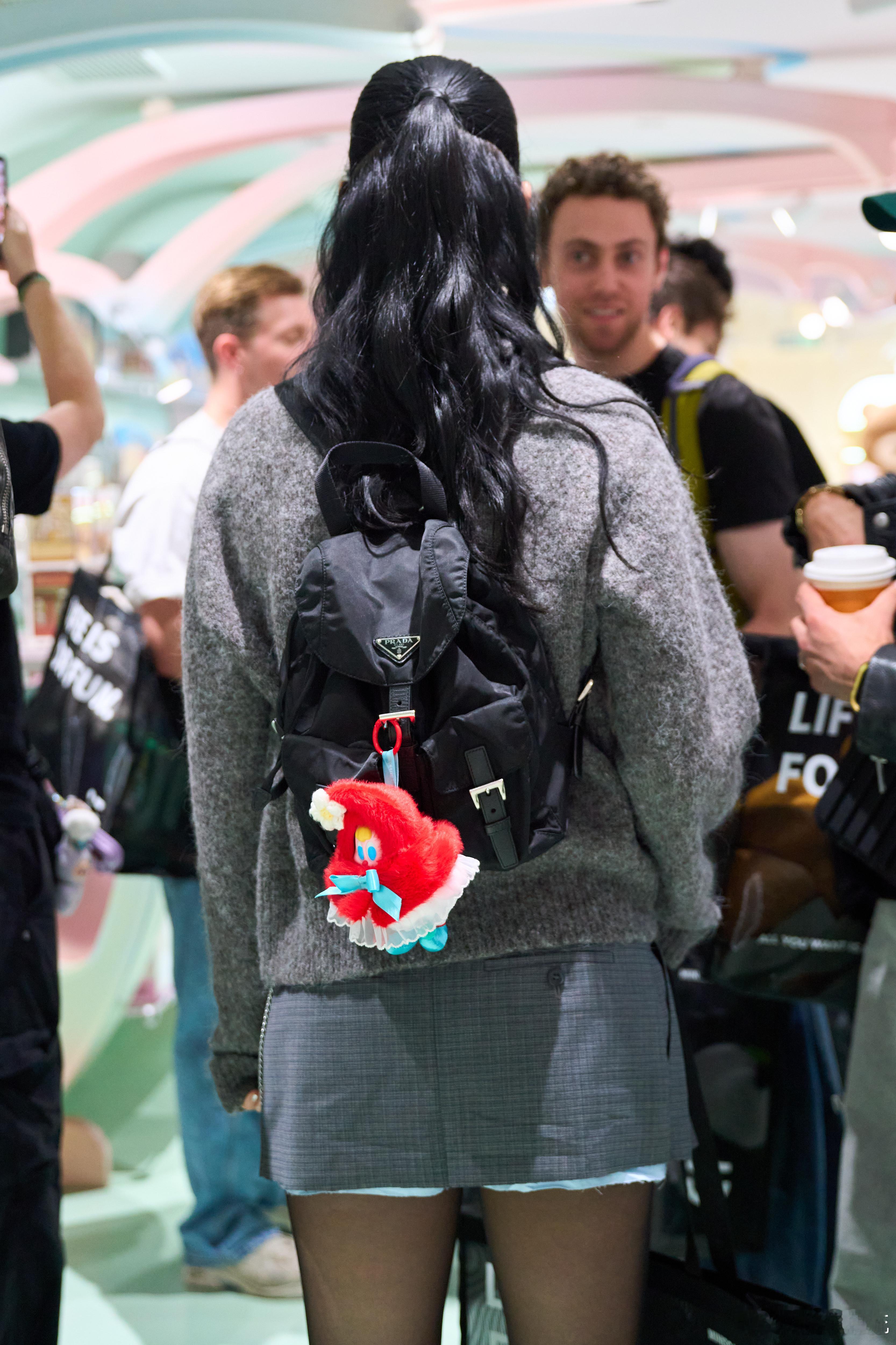 娱乐圈是不是在全球名创团建小酒窝9岁正是藏不住事的年纪希尔顿带四个保镖扫货水果姐