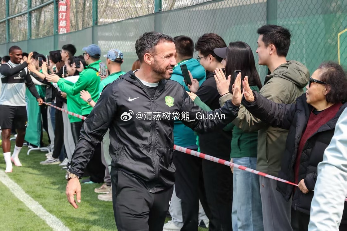 助理教练安德鲁更新社媒：没有球迷的足球什么也不是。北京国安中超联赛