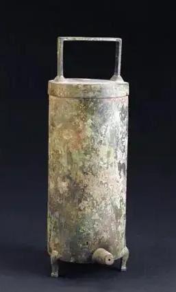 古时，内蒙古一农妇肚子疼痛难忍，没想到她刚刚蹲下就有只大黑狗围着她，对她撒尿、狂