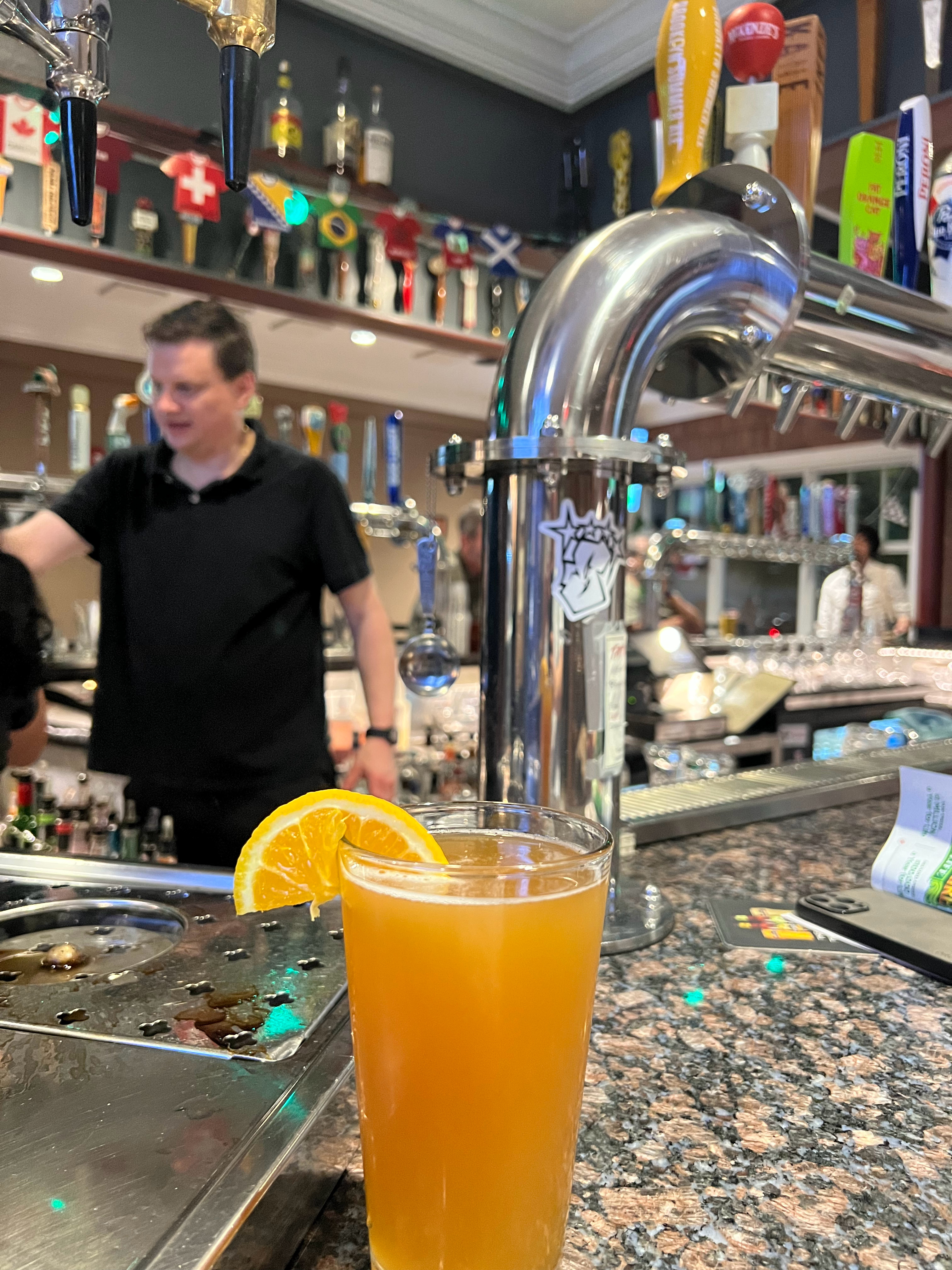 多年老友从加拿大过来看我，在后院烧烤完后去downtown 喝一杯，回来很晚了。