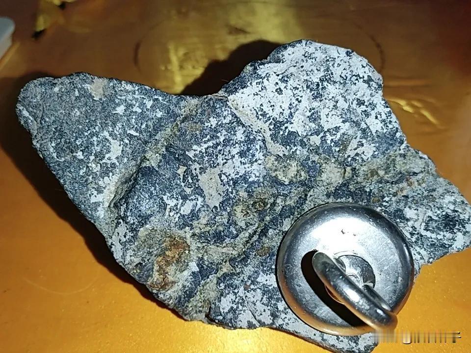 实战猎陨笔记：密度＞4的陨石，熔壳反而异常完整
 
长期一线实战发现一个很关键的