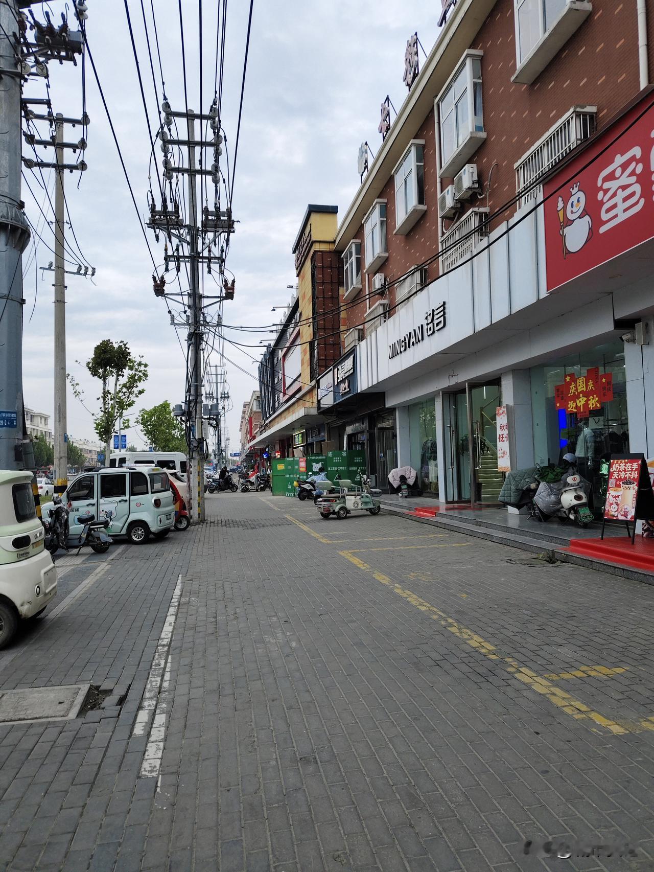 宿迁一个镇上，就这五十米内开了三家咖啡店，三家奶茶店，一个汉堡店。
瑞幸咖啡，库