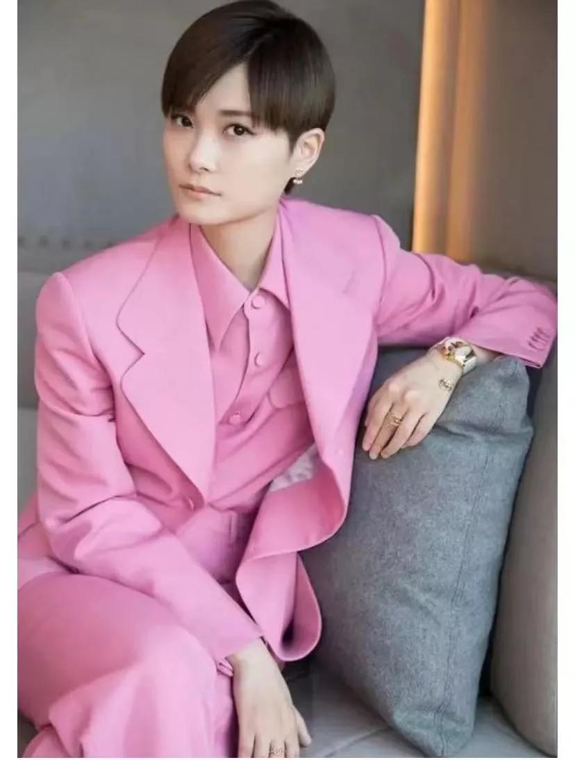 身价过亿的李宇春，一直在北京租房子住，她不买房的原因是，北京的房价太贵，租房比买