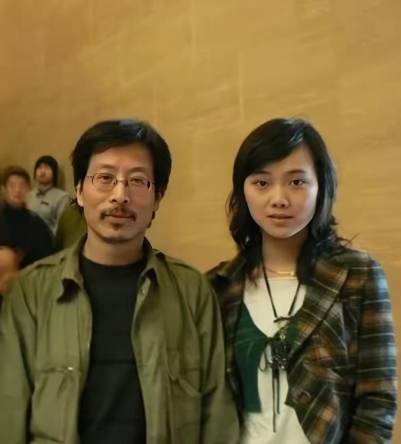 2015年，罗敏跟画家冷军离婚。朋友好奇问她：“你老公有钱有名，也没啥不良嗜好，