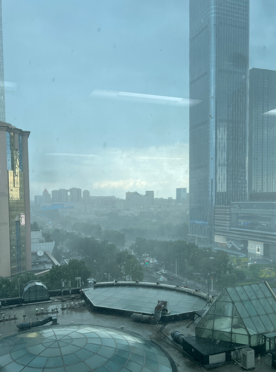 下午一阵儿狂风暴雨，好多人说下了冰雹，我特意跑到窗边看了一下，没有看到，还好没下