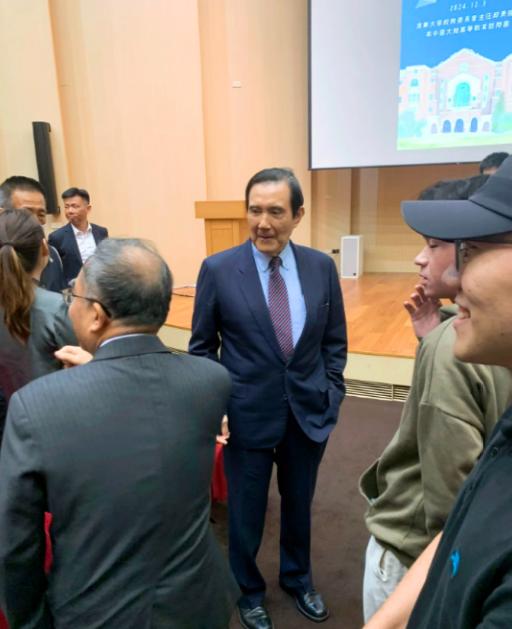 台湾地区，长期阻碍中国统一就是马英九。这个人非常之狡猾！在他担任领导人期间，从美