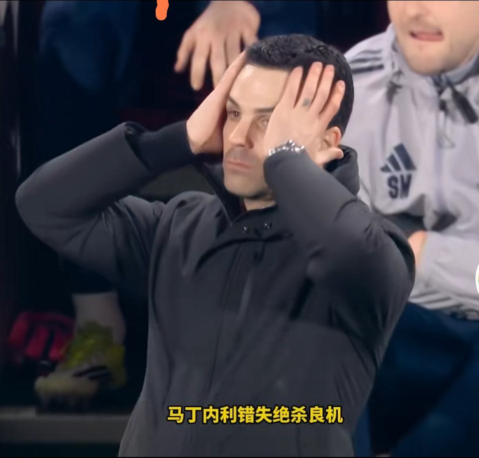 马丁内利，这样的单刀都进不了，不堪大用，估计阿森纳是坚决不能再留他了！
阿森纳客