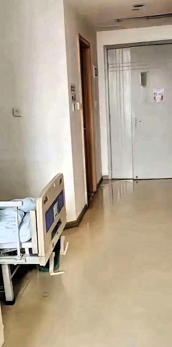 世界之大无奇不有。
昨晚一产妇正常生完孩子后，由于会阴撕裂，医生要给她缝针，可她