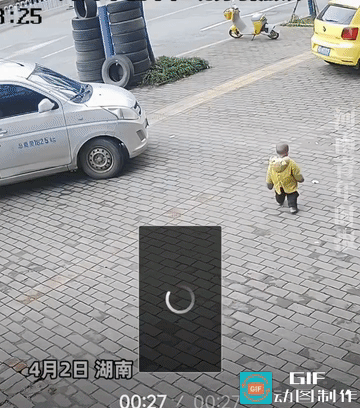 小娃娃来到他爸爸的车前，他爸爸在车子里也没有看到。
面包车，地盘高，车子刚刚起步