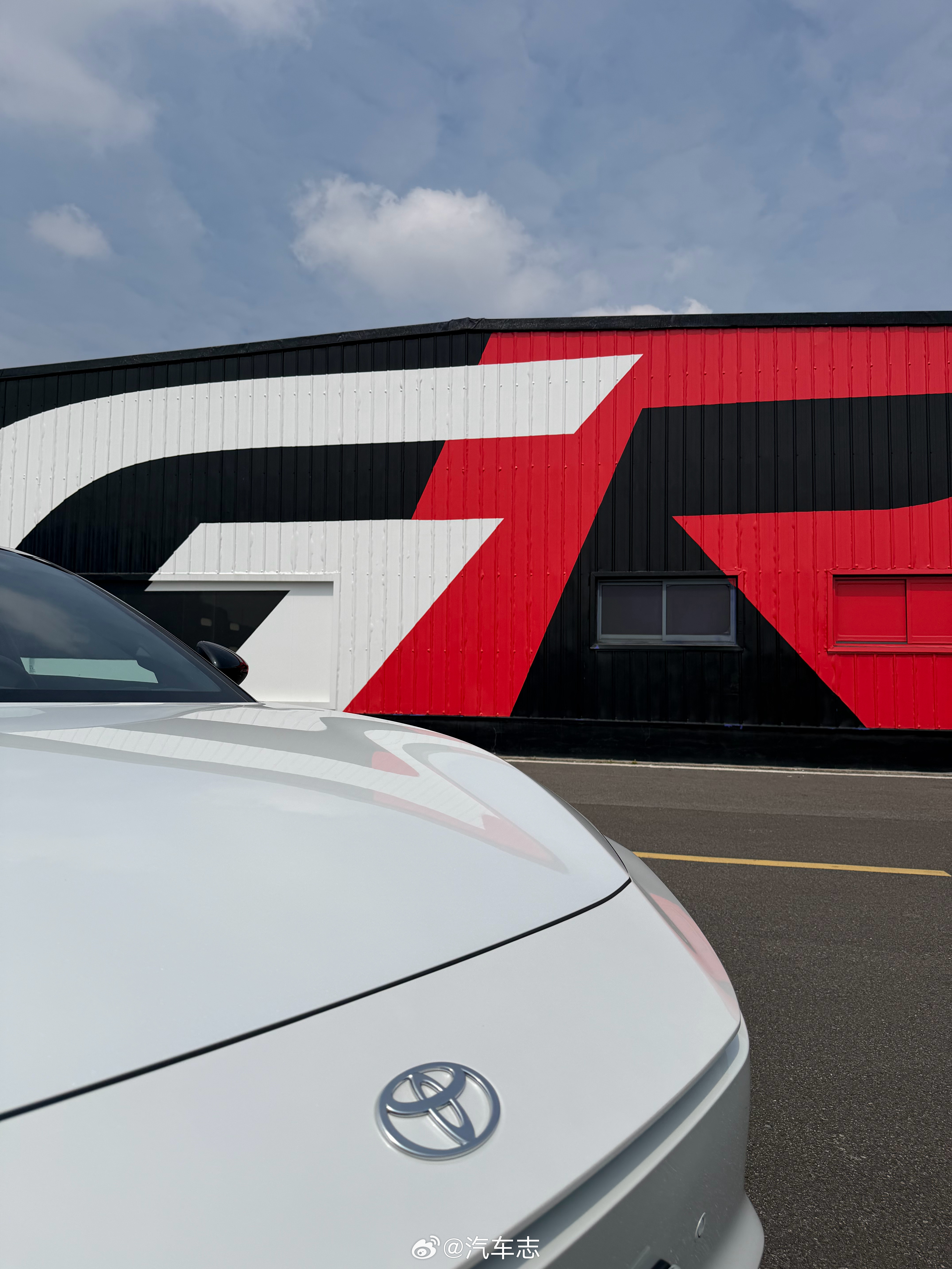 今天的拍摄背景呼应上了～试完很有惊喜丰田铂智7用户首选对比Model3 宁波