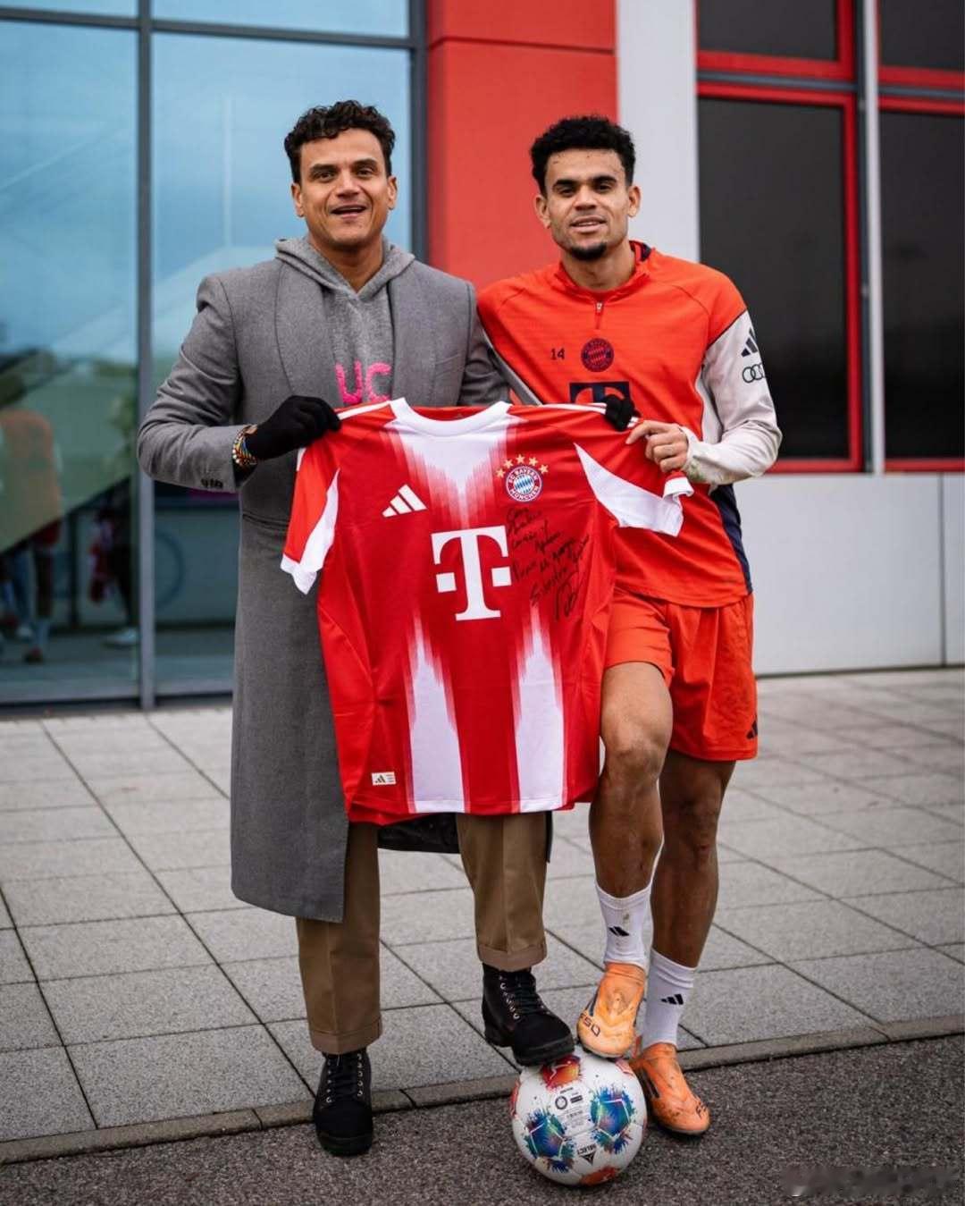 路易斯·迪亞茲與哥倫比亞歌手Silvestre Dangond在塞貝納大街🇨?