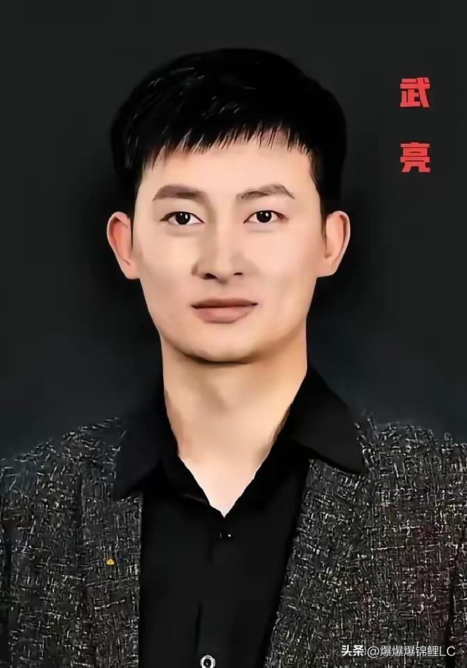 武亮接班张雪峰的第一场直播，差点把招牌砸了。

满屏都在吐槽。眼神飘忽，疯狂眨眼