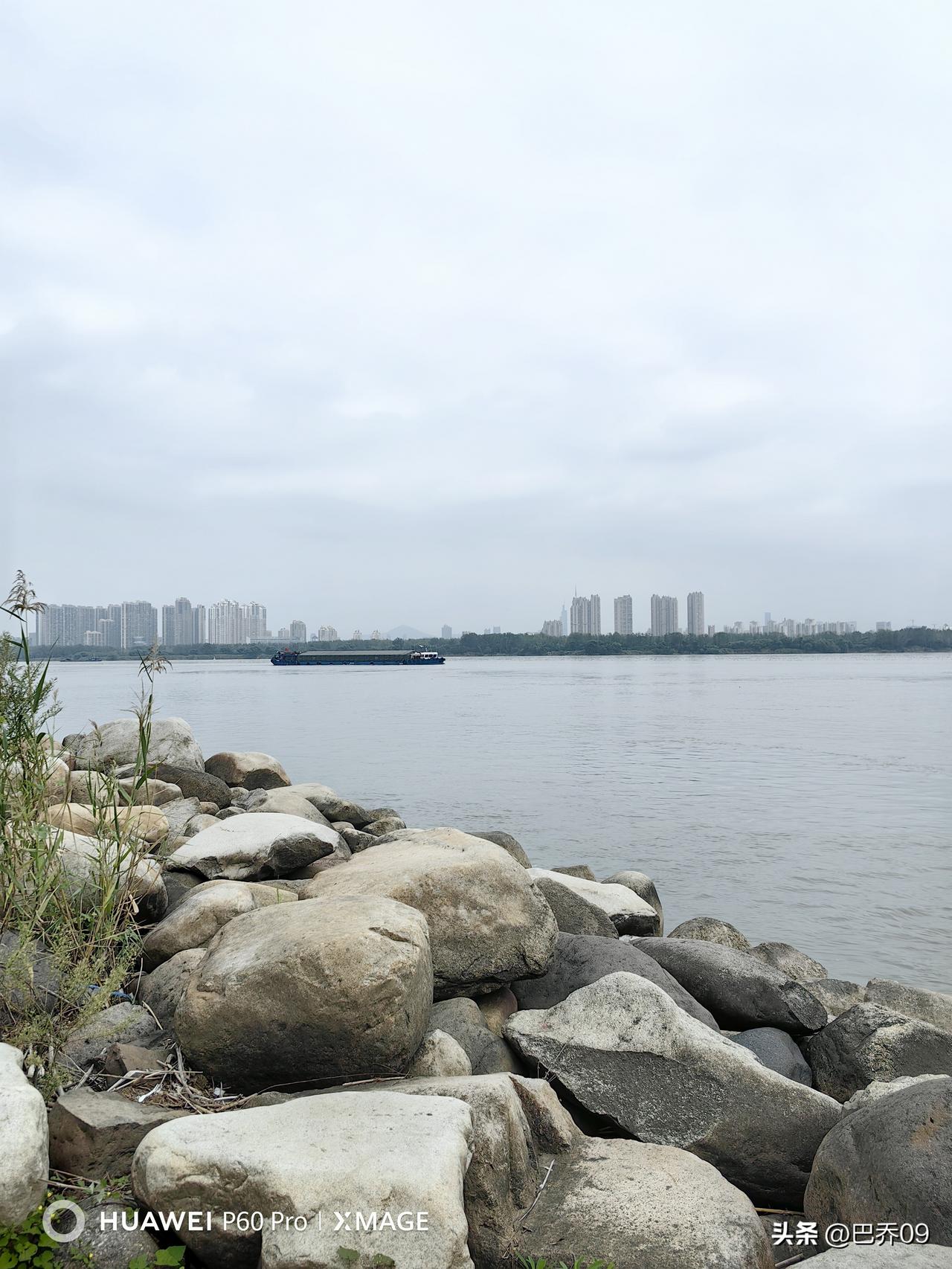 人们怀念过去，并非怀念贫穷本身，而是怀念那个物质匮乏却精神富足的时代。
 
过去