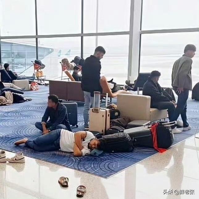 对于没有自我约束的人，真的就眼睁睁看着他们放纵？

在机场休息区看到令人厌恶的一