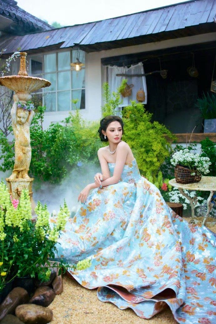 彭小苒碎花礼服碎花礼裙配精致盘发，彭小苒红毯挥手尽显优雅！ 