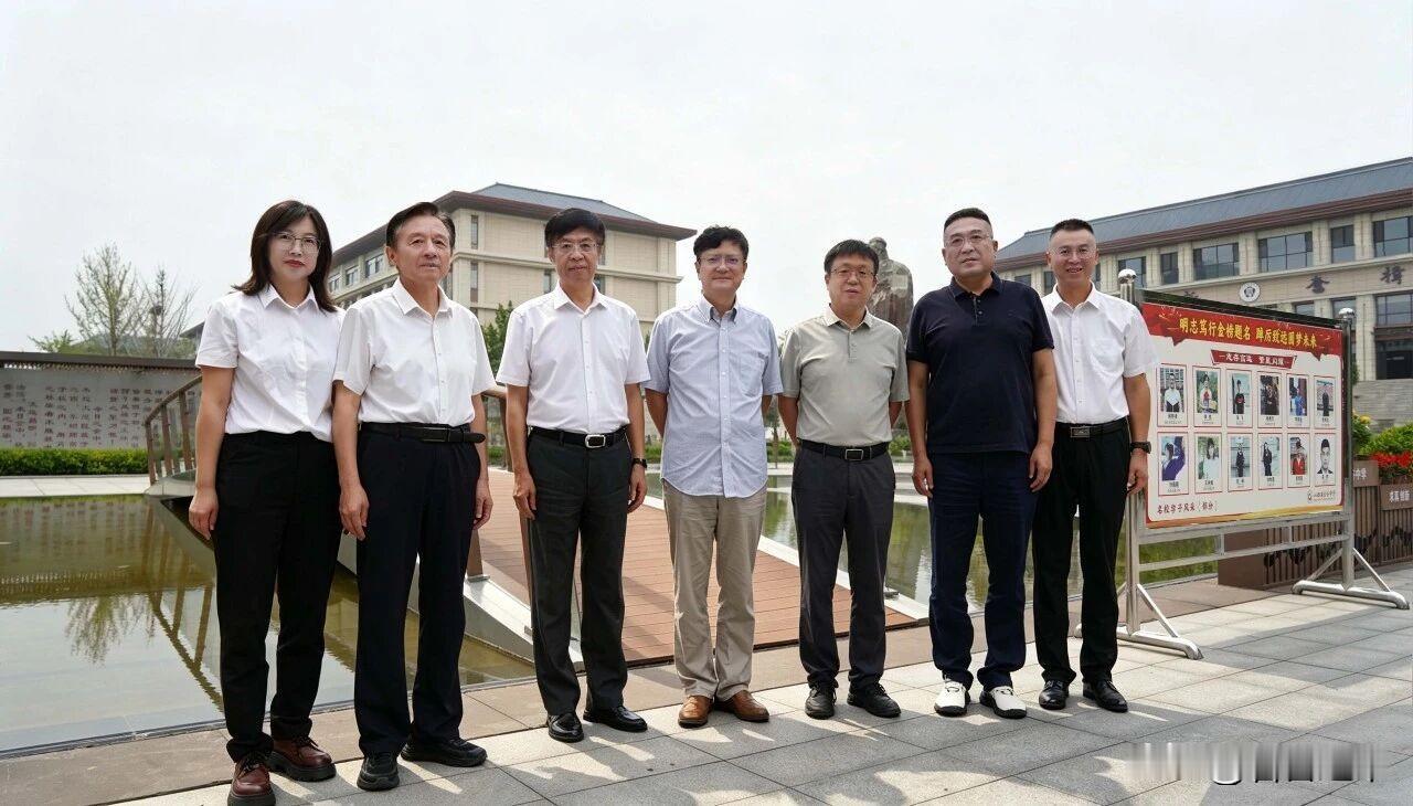 8月29日，太原理工大学原书记郑强莅临晋中金谷中学，作《一个大学教授眼中孩子的成