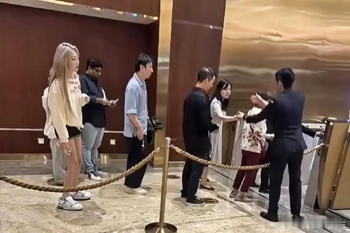 #王思聪近照# 18岁长发的王思聪，和现在对比，有差别，好像又没差别[允悲]#1