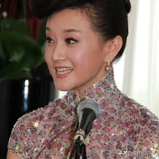 60岁的宋祖英还在打羽毛球，没人信她真老了，可她连发际线都没遮。

她今年60岁