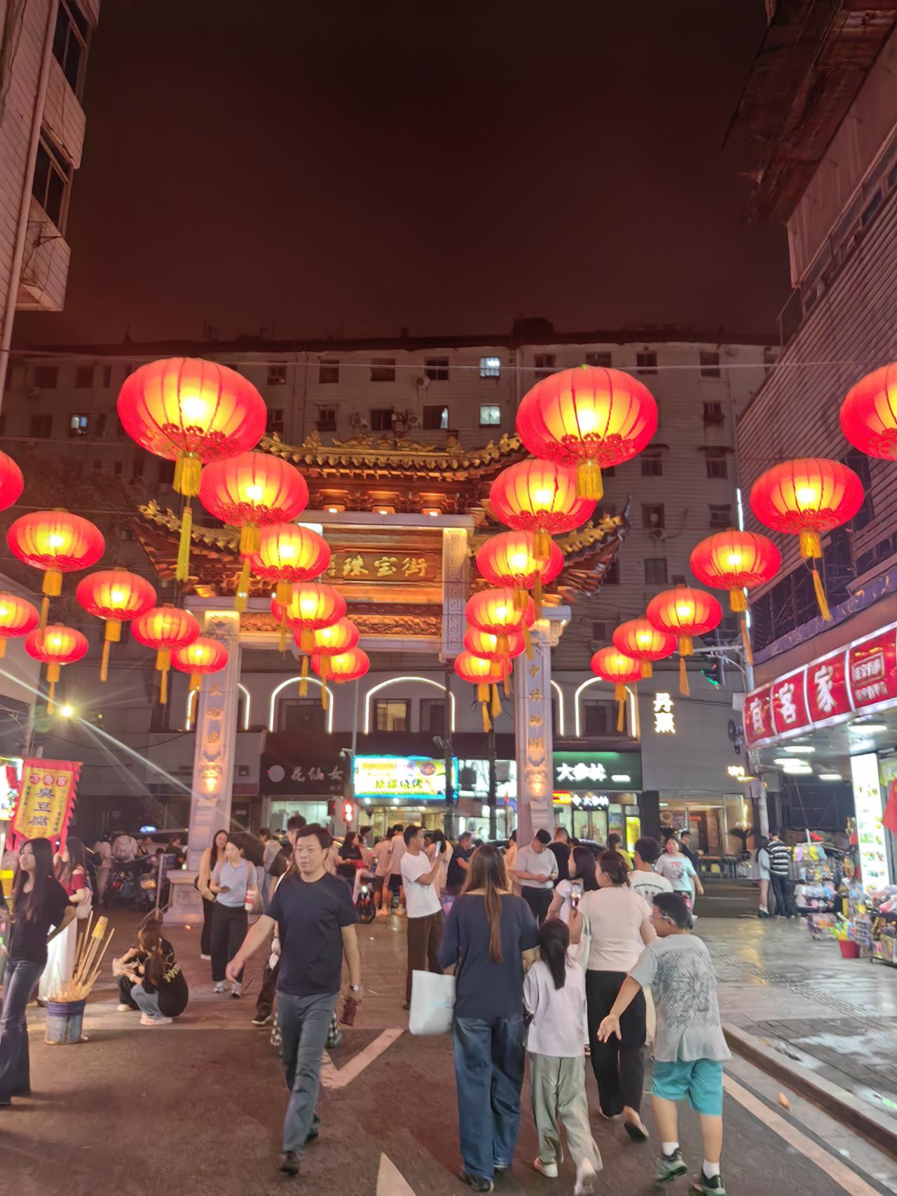 “网红”南昌是红了、火了、爆了！晚上10点多，万寿宫的珠宝街、带子巷仍然是人头攒