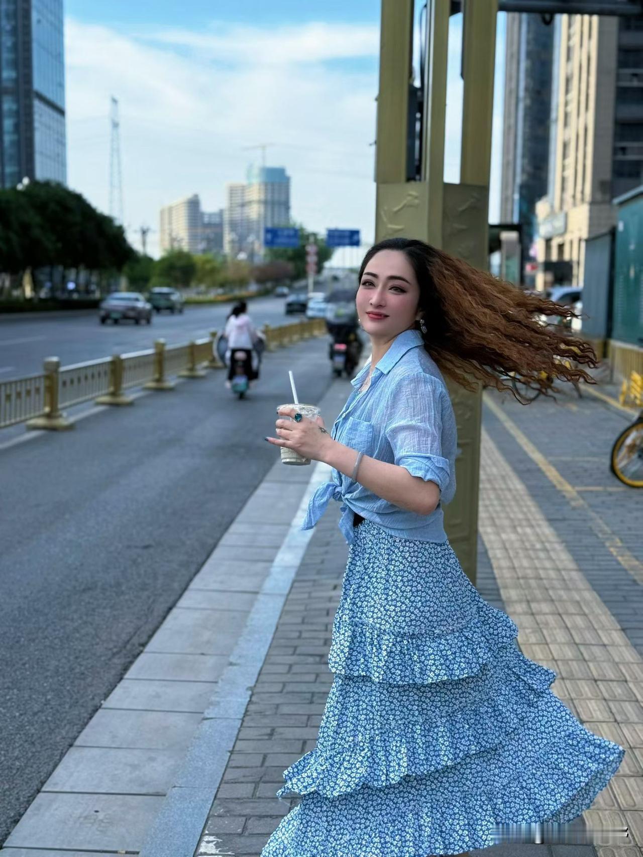 阳光明媚的午后，漫步在城市街头，享受一杯冰饮的清凉。重庆夜景漂亮吗 身居闹市，如