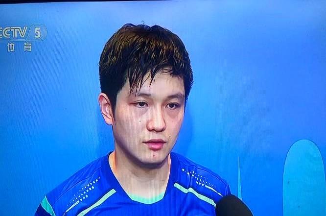 2025年粤港澳全运会，老将何超跳完最后一跳，把铜牌挂在看台第一排的栏杆上，转身