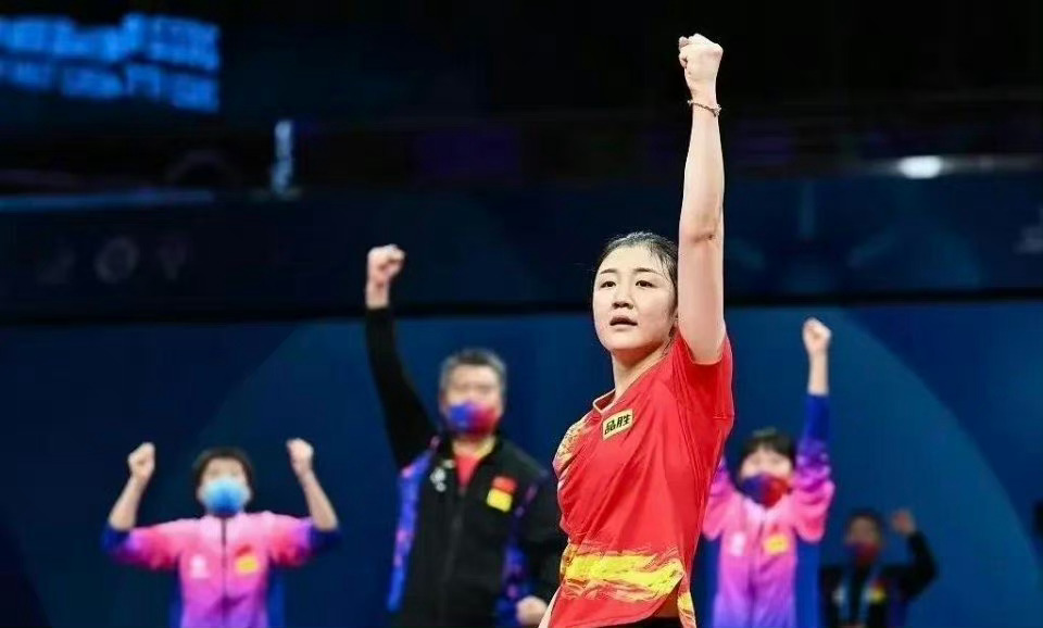 #奥运冠军陈梦邀你去尼山# 陈梦的庆祝动作即威武又霸气，举手投足之间流露出来的美