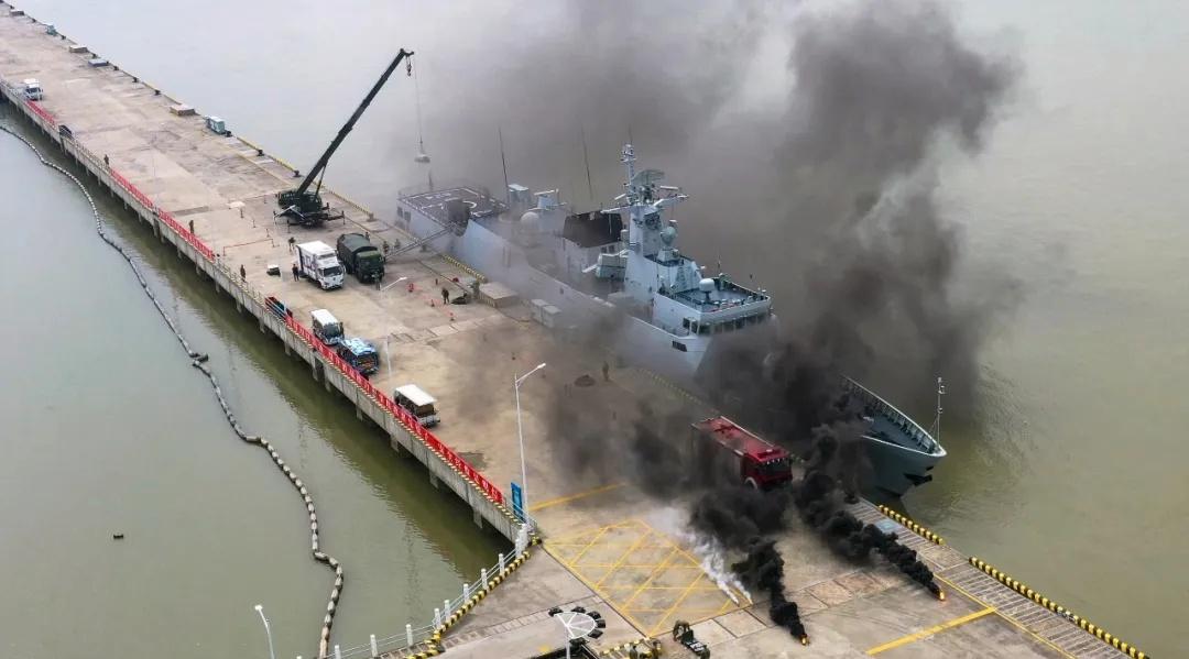 【舰艇编队“遭袭”！直击后装综合保障演练现场】近日，南部战区海军某基地组织了一场