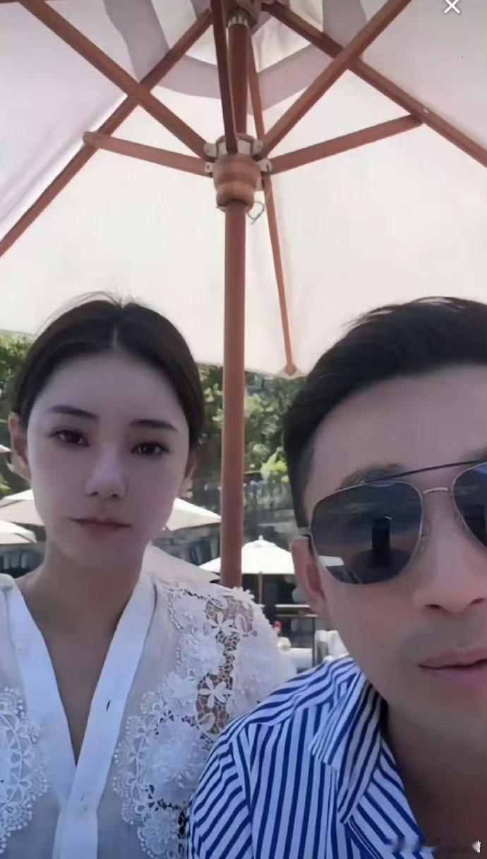汪小菲、Mandy直播时美颜掉了，第一次看清Mandy的长相。 