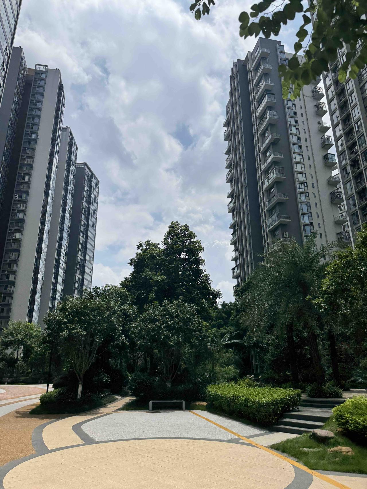 百味杂陈啊，没想到是房子让我返了贫！
今天是周六，孩子上补习班，下课把她送回家后