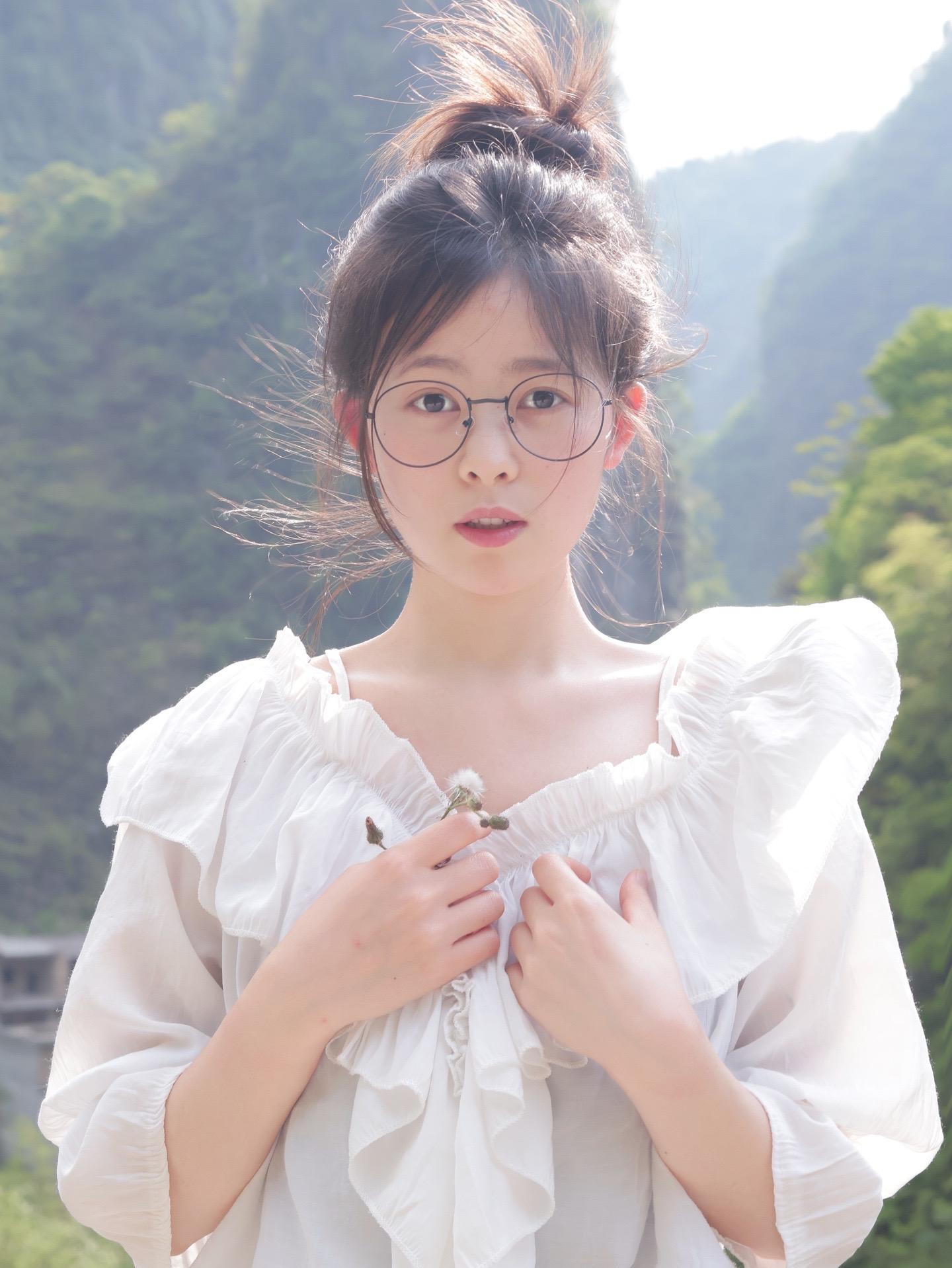 请爱我素颜的脸。不修边幅的样子少女感