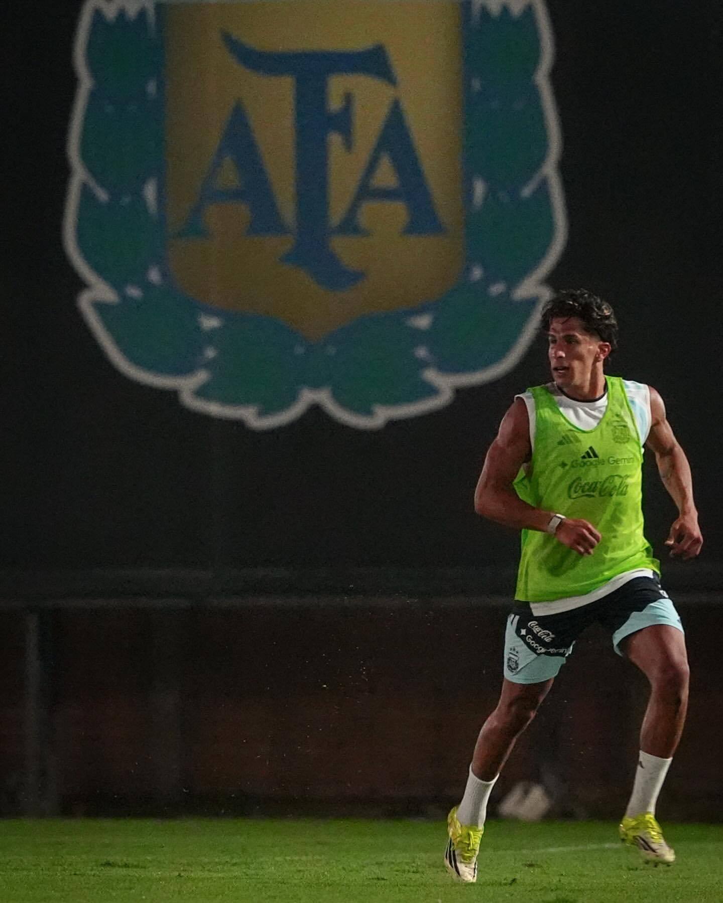 朱利亚诺·西蒙尼更新ins｜永远如此！🇦🇷💪🏼奥塔门迪、阿尔瓦雷斯、冈萨