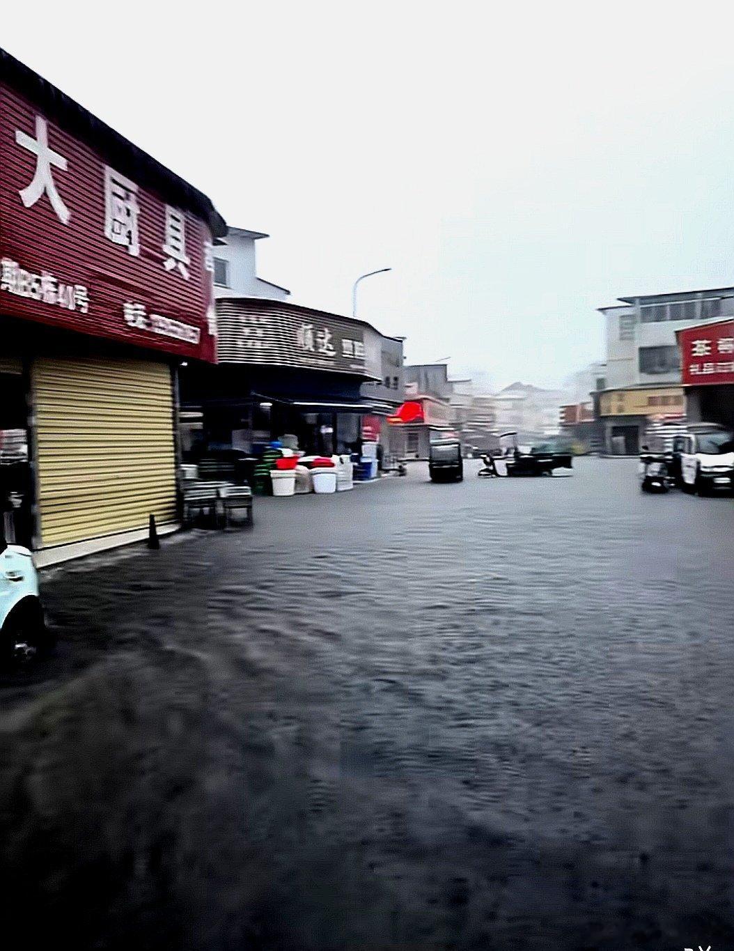 中国大陆安徽省安庆市，雨后的光彩大市场 
