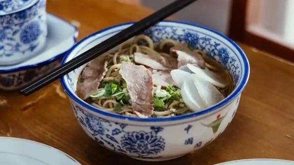 伴随“兰州拉面”风靡全国，一个延续四十年的误解也随之扩散。事实上，该品类多源自青
