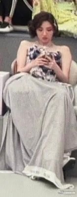 没必要因为玩手机一件小事就过度指责甚至要求道歉，实在太偏激了。现场活动流程漫长，