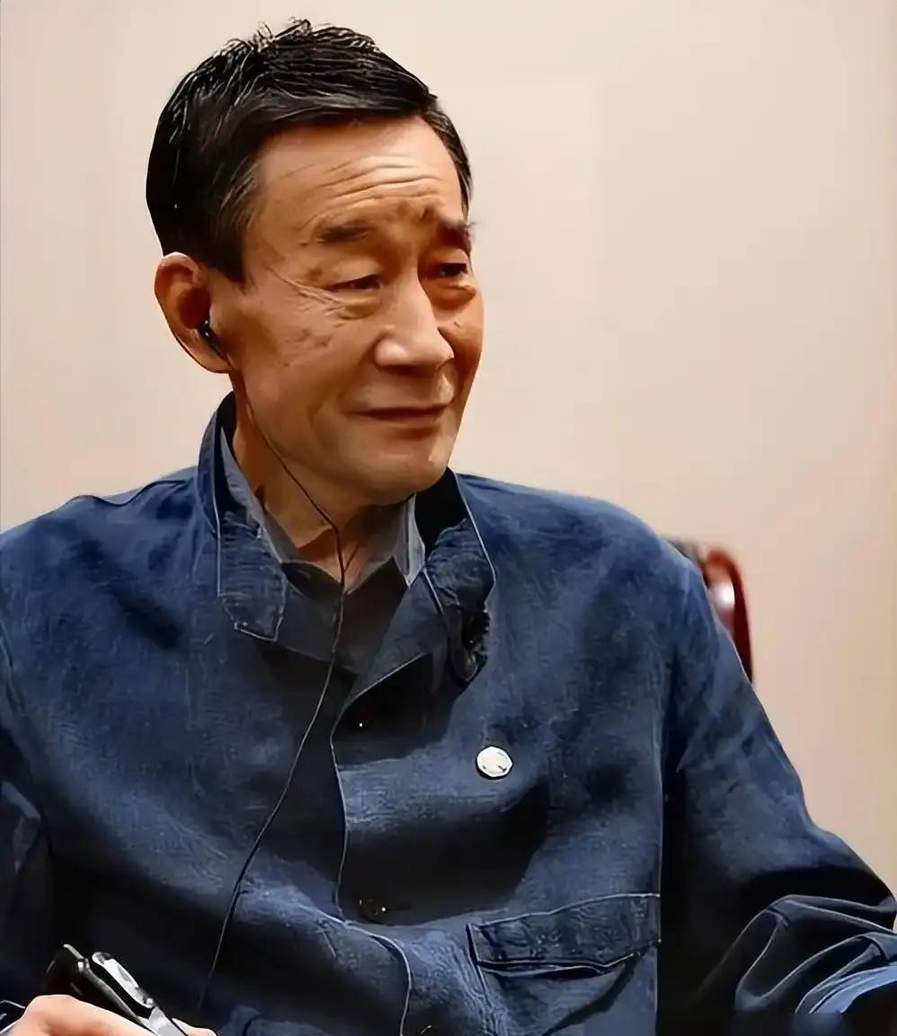听不见，还在演戏。

这件事本身，就已经说完了李雪健。

72岁，彻底失聪，助听