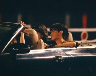 田栩宁路透田栩宁新剧《七月的一天》坐跑车拍摄路透图。万天齐侧颜绝了，自带权威滤镜
