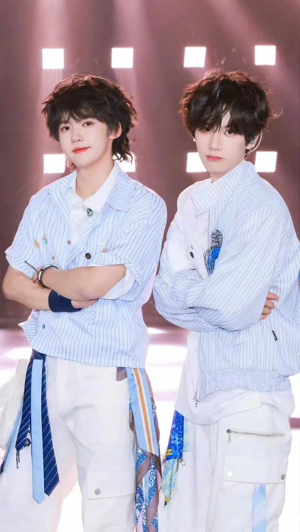 张奕然李煜东爱的城堡 小黄伞举高高，小房子门前比个耶。没有幼稚只有治愈，这双人舞