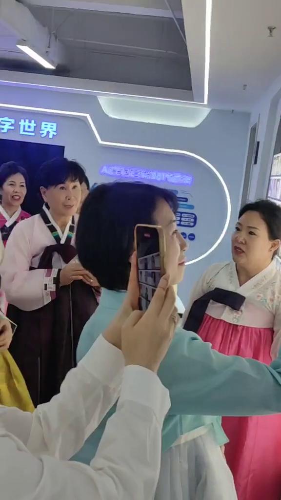 展现自己的才艺，让普通人赚更多的钱。所以五零月赛事叫爆单王，直播间的时候一场直播