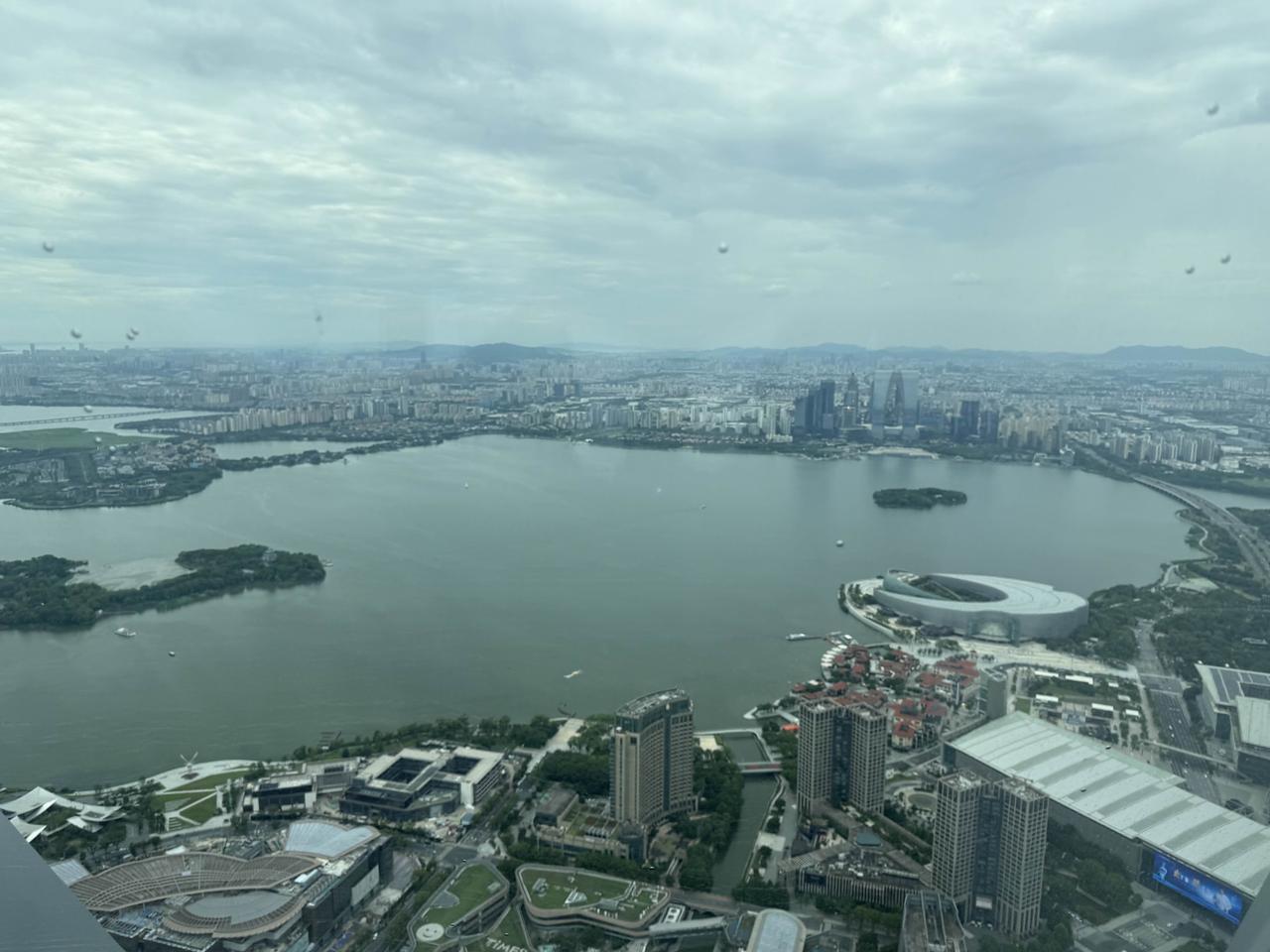在九龙仓国金中心115楼餐厅的视角下，苏州的大裤衩变成了小裤衩。