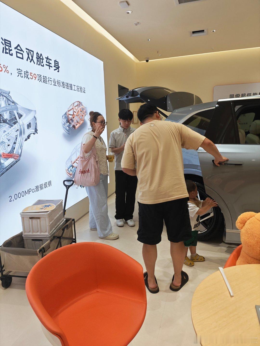 此时此刻的门店，我家门口的我下了高速就来了太 6 了👍👍蔚来乐道l90大三排