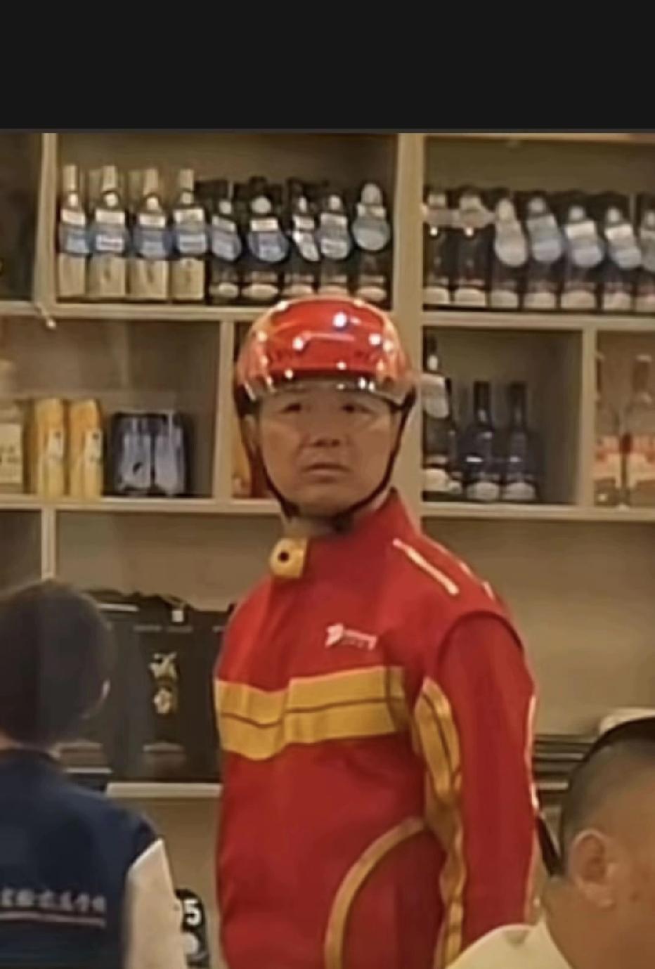 京东商城的老板，
京东外卖的老板，
京东快递的老板。
刘强东的人生就是从吃苦开始