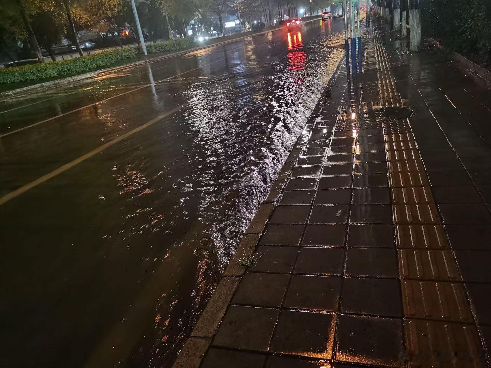 广东人被雷雨暴击了雷雨天气尽量减少去往河边湖边游玩，近期广东降水集中，水域周边的
